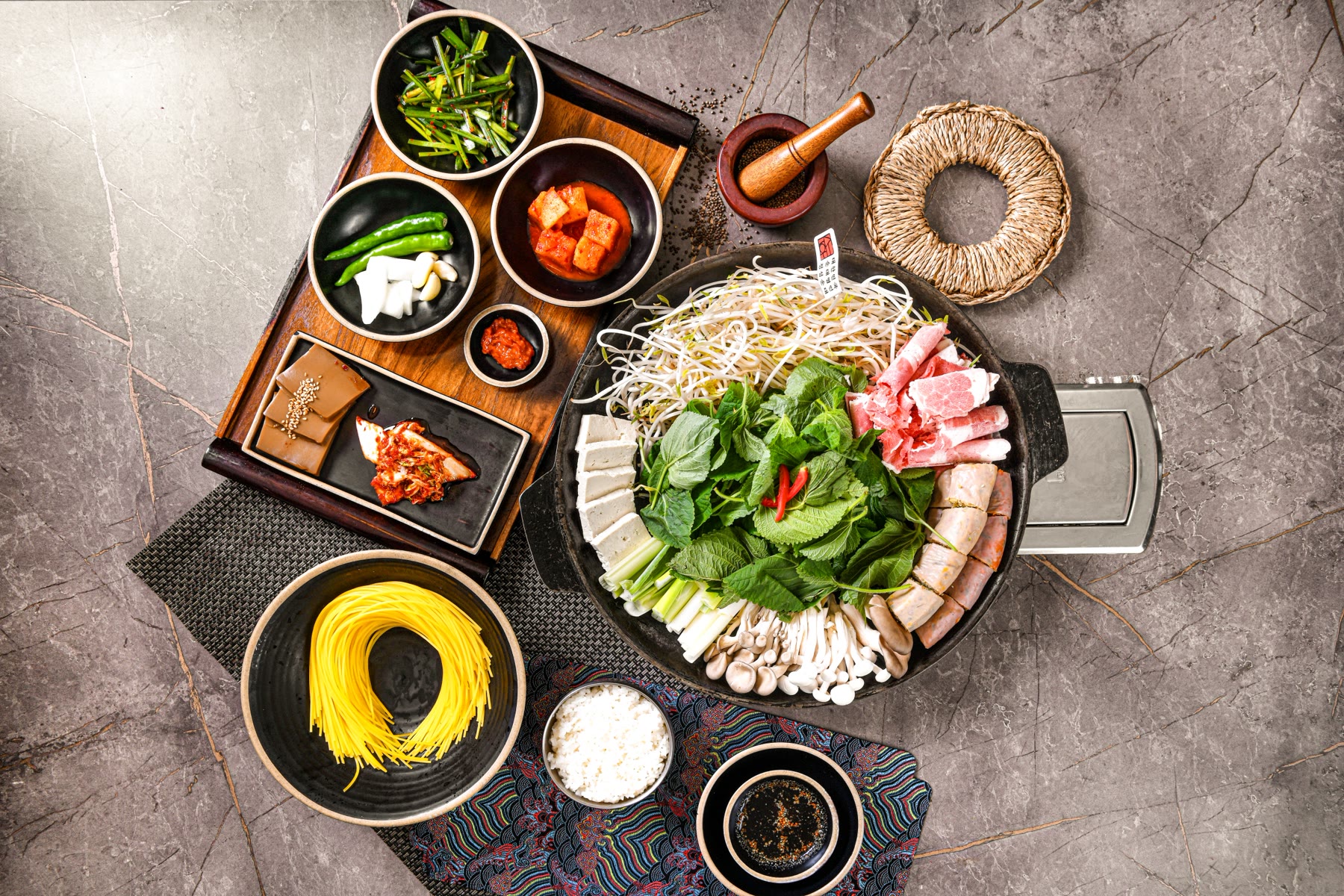 순대와 채소를 올린 전골 한 상