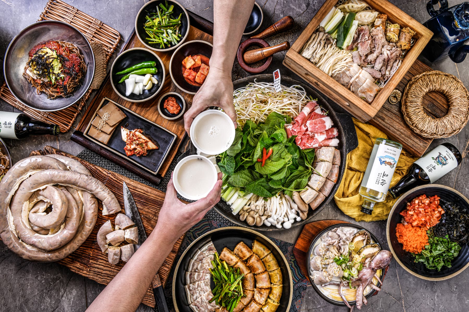 정성순대 음식을 함께 나누는 식탁